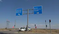 Kilis'te yoldan çıkan otomobil tabelaya çarptı