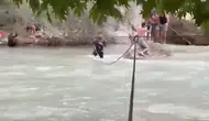 Tarsus'ta dere taştı yedi kişi mahsur kaldı
