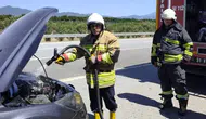 Erzin yolunda seyir halindeki otomobil bir anda alev topuna döndü