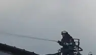 Sakarya’da bir binanın çatısı alevlere teslim oldu