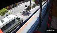 Antalya’da yaya geçidi kazası güvenlik kamerasına yansıdı