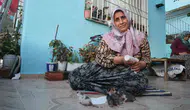 Hataylı Fatma Hanım yetim kalan beş yavru kediye annelik yapıyor