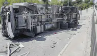 Arnavutköy'de market kamyonu bariyerleri aşıp yan yola devrildi