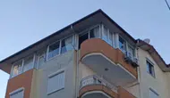 Antalya'da fırtına apartman penceresini yola savurdu