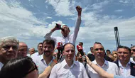 Özgür Özel Zonguldak'ta bankın üzerine çıkıp seçmene seslendi