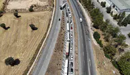 Uşak yolunda domates taşıyan kamyon çekiciden yola savruldu