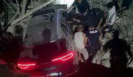Hatay'da inşaat halindeki köprüden düşen araçta iki kişi yaralandı