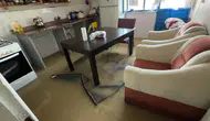 Avcılar'da patlayan su vanası evi havuzuna çevirdi
