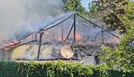 Sapanca'da boş ev alevlere teslim oldu