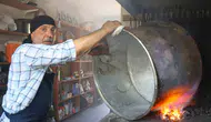 Sivaslı ustalar yaz sıcağında kışlık bakırları kalaylıyor