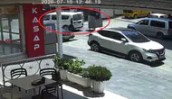 Yokuş aşağı hızlanan çöp konteyneri seyir halindeki araca çarptı