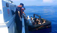 Marmaris açıklarında can salına terk edilen 8 kişiyi Türk ekipler kurtardı