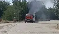 Elazığ Yurtbaşı'nda minibüs yangını trafiği ve çevreyi alarma geçirdi