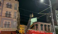 Fatih’te bir binanın çatısındaki baz istasyonu alevler içinde kaldı