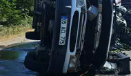 Alaçam yolunda lastik patladı araç takla attı