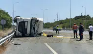 Arnavutköy yolunda hafriyat kamyonu devrildi
