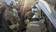 Hatay Altınözü yolunda iki otomobil kafa kafaya çarpıştı