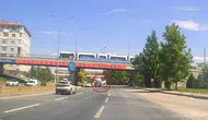 Eskişehir çevre yolunda seyreden tankerin lastiği büyük bir gürültüyle patladı