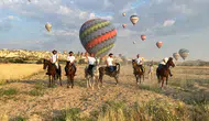 Kapadokya semalarında balonlar atlı gezintiye eşlik etti