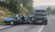 İnegöl yolunda otomobil ve minibüs çarpıştı