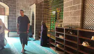 Fransız turistin Diyarbakır'daki cami ziyaretinde örnek davranışı