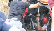 Sakarya’da yağışlı yolda kontrolden çıkan çekici devrildi