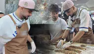 Sefo Bafra’da pide tezgahına geçti ve hamura imzasını attı
