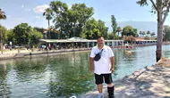 Muğla’da muhtar ayağı alçılıyken mahalle işlerini aksatmıyor