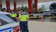 Akaryakıt sırasında silahlı kavga İki kardeş bacaklarından vuruldu