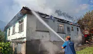 Düzce’de sabah saatlerinde çıkan yangın evi küle çevirdi