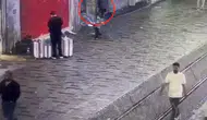 İstiklal Caddesi'nde uyuyan adamın telefonunu çaldı, polis peşini bırakmadı