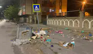 Patnos sokaklarında çöpler konteyner yerine yere atılıyor