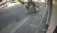 İzmir'de kaldırımda yürüyen vatandaşı saniyelerle ölümden döndüren kaza
