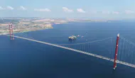 Dev vinç gemisi Saipem 7000 Çanakkale Boğazı'ndan geçiş yaptı