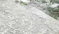 Ağustosta kış manzarası Hanak'ta dolu caddeyi beyaza boyadı
