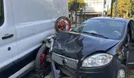 Bursa'da iki araç arasında kalan motosikletli genç ağır yaralandı