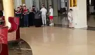 Oteli kapatılan işçiler tesisen çıkmıyor, alacaklarını istiyor