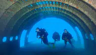 Kuşadası açıklarındaki dev uçak batığı dalgıçları kendine çekiyor