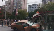 Saniyelerle gelen mucize: Tramvay durağında dehşet anları kamerada