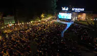 Ormanya'da açık havada film keyfi
