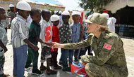 Somali’deki yetim çocuklara Türk askerinden destek eli