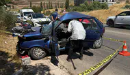 Eskişehir’de feci kaza Otomobil TIR’ın önünde metrelerce sürüklendi