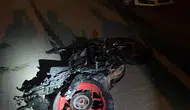 İnegöl'de gece yarısı dehşet Motosiklet sürücüsü önce refüje çarptı, sonra otomobilin altında kaldı