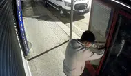 Eskişehir’de market önündeki dolabı soymaya çalıştılar