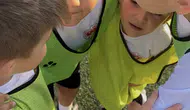 Minik futbolcuların sağ kanat kavgası saha kenarını kahkahaya boğdu