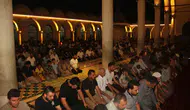 Şanlıurfa'da kandil gecesi camiler doldu, avlulara hasır serildi