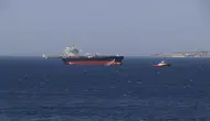 Boğaz’da dümeni kilitlenen dev tanker demir sahasına çekildi