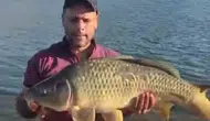 Oltaya 10 kiloluk sazan takıldı, Keban'da kıyıya çıkarma anları kamerada