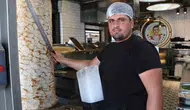 Adana'da döner ustasından sıcaklara karşı buz taktiği