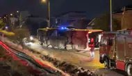 Otobüs yan yola savruldu, motosikletli yardıma koştu